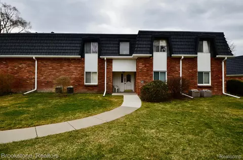1874 Colonial Village Way, Waterford, MI 48328
