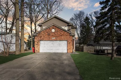 39434 Chart St, Harrison, MI 48045