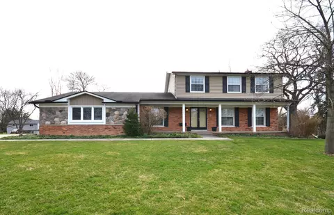 4253 Iverness Ln, West Bloomfield, MI 48323