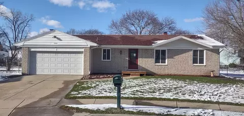 1947 Mendota Dr, East Lansing, MI 48823