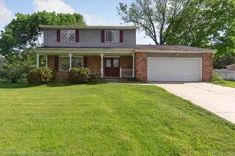 12258 Overlook Dr, Tyrone, MI 48430