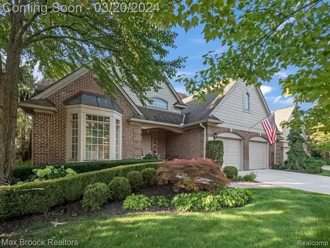 1071 Park Pl, Bloomfield Hills, MI 48302
