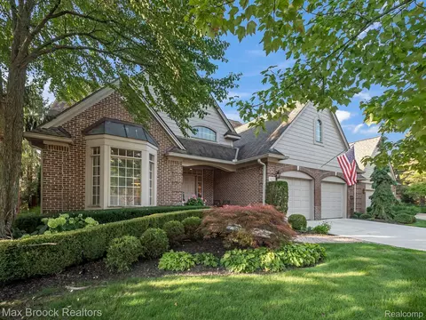 1071 Park Pl, Bloomfield Township, MI 48302