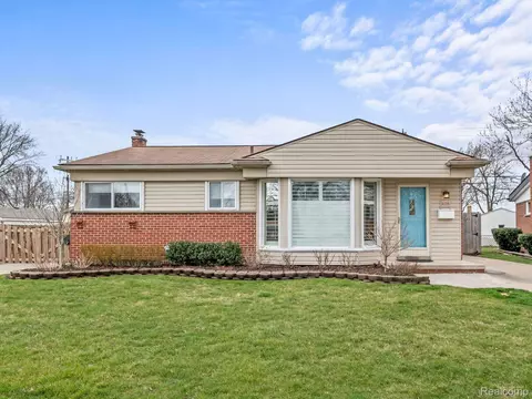 31725 Courtland St, Saint Clair Shores, MI 48082