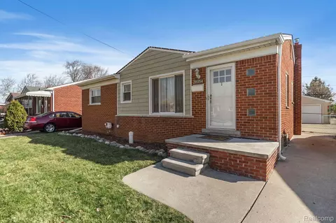 28954 Hughes St, Saint Clair Shores, MI 48081