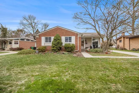 17217 Dolores St, Livonia, MI 48152