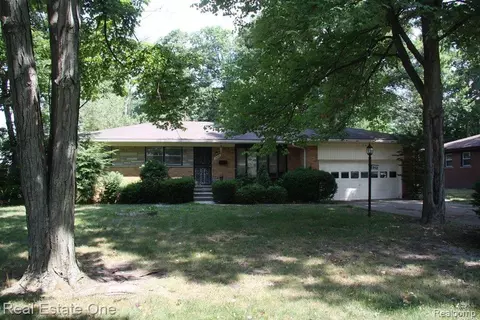 19406 Greenwald Dr, Southfield, MI 48075