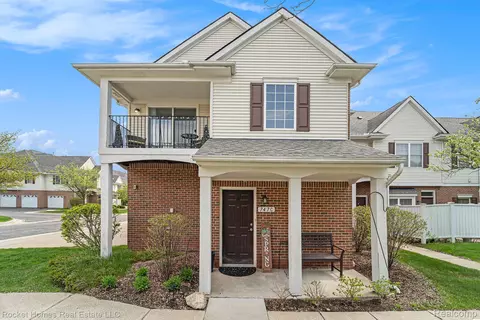 747 Amberly Dr #C, Waterford, MI 48328