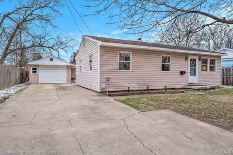 1029 N East St, Fenton, MI 48430