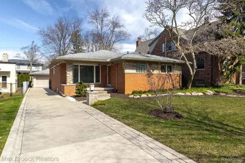10144 Elgin Ave, Huntington Woods, MI 48070