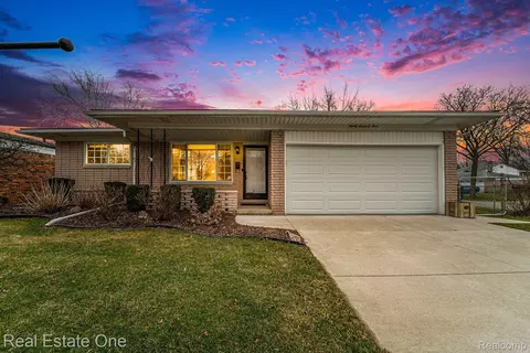 2704 Berkshire Dr, Troy, MI 48083