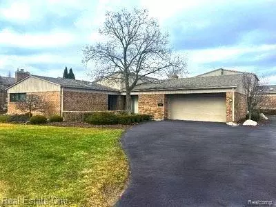 952 Brookwood Ln E, Rochester Hills, MI 48309