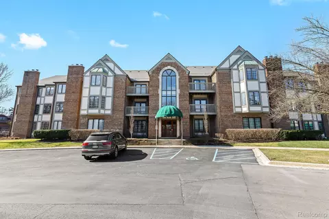 817 Deer Crt Ct #402, Plymouth, MI 48170