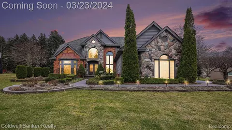 954 River Valley Dr, Lake Orion, MI 48362