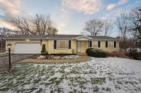 10422 Bigelow Rd, Springfield, MI 48350