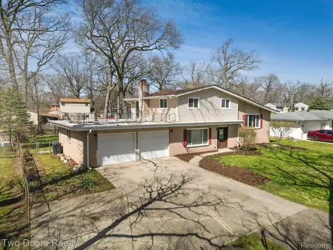 4032 Midland Rd E, Waterford, MI 48329