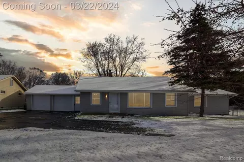 915 Orion Rd, Lake Orion, MI 48362