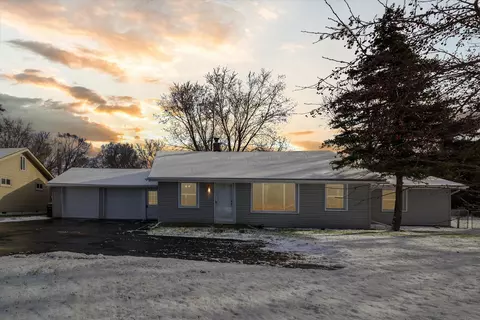 915 Orion Rd, Orion, MI 48362
