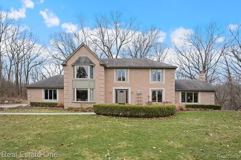 1218 Creekview Crt Ct, Oakland, MI 48306