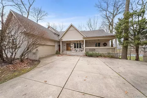 21988 Knudsen Dr, Grosse Ile, MI 48138