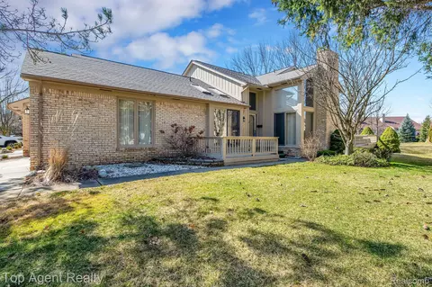 43131 W Kirkwood Dr, Clinton Township, MI 48038