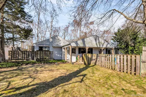 2298 Glen Iris Dr, Commerce, MI 48382
