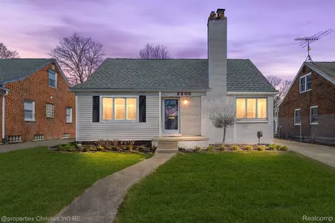 2205 Pembroke Rd, Birmingham, MI 48009