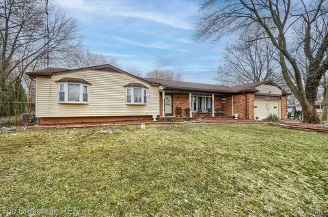 2084 Rollins St, Grand Blanc, MI 48439
