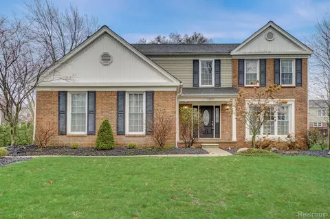 45035 Roundview Dr E, Novi, MI 48375