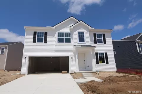 560 Village Point Cir, Waterford, MI 48328