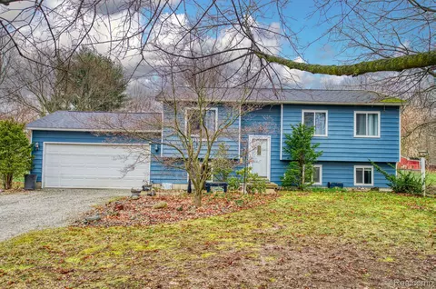 2188 Stonesthrow Dr, Oregon, MI 48446