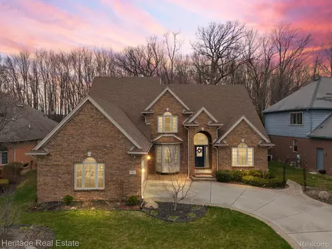 19811 Mapleton Dr, Macomb, MI 48044