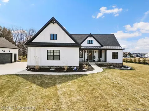 9530 Loretta Ln, Green Oak, MI 48178
