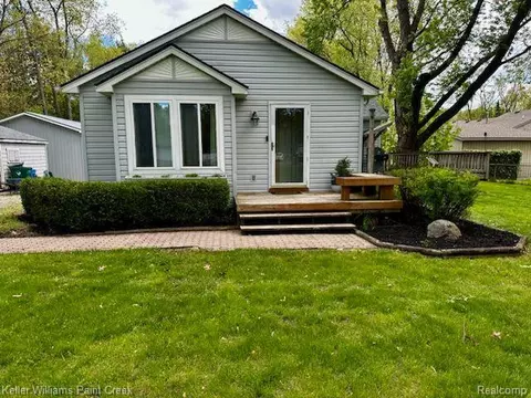 1015 Superior St, Commerce, MI 48390