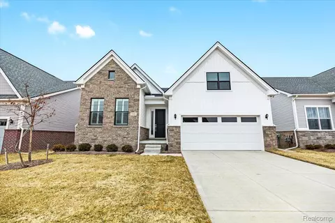 5541 Helmsdale Blvd, West Bloomfield, MI 48322