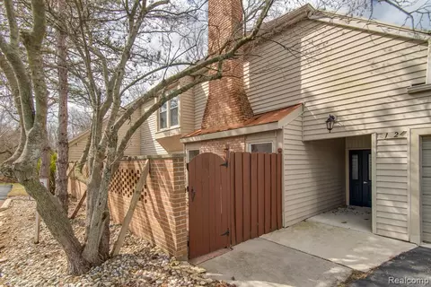 8309 Colony Dr #1, Grosse Ile, MI 48138