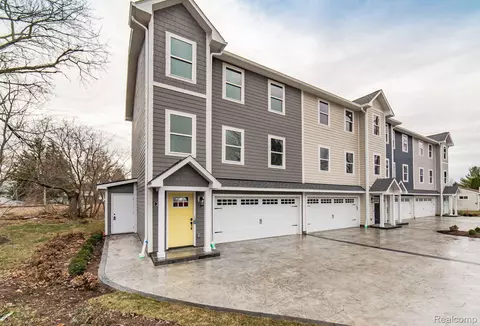 206 Oakwood St, Holly, MI 48442