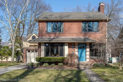 26024 Dundee Rd, Huntington Woods, MI 48070