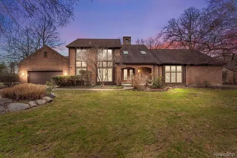 5107 Fairlane Woods Dr, Dearborn, MI 48126