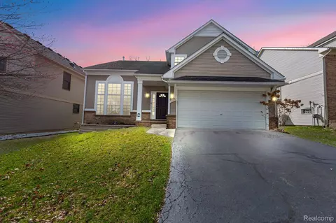 34709 Pickford Dr, Farmington Hills, MI 48335