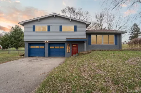 1138 Carter Dr, Flint, MI 48532