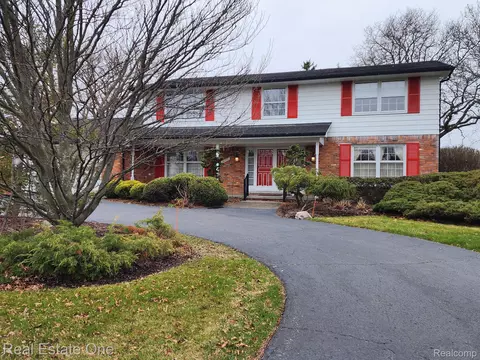 28335 Tavistock Trl, Southfield, MI 48034