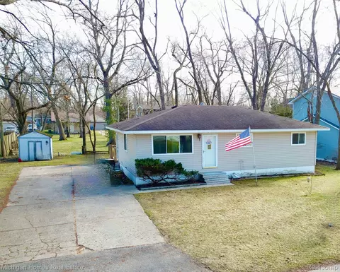 9153 Kettering Ave, White Lake, MI 48386