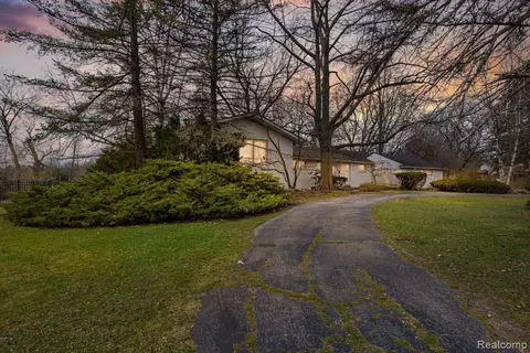 25931 Springbrook Dr, Farmington Hills, MI 48336