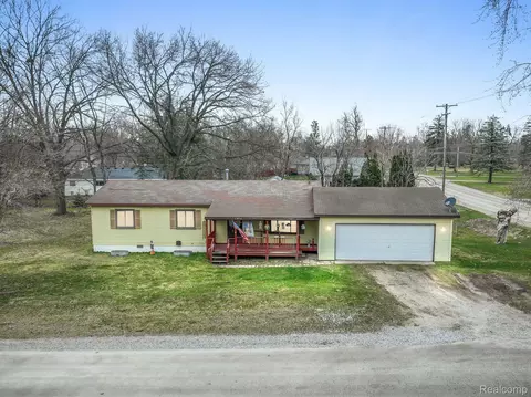 2895 Campers Dr, Highland, MI 48356