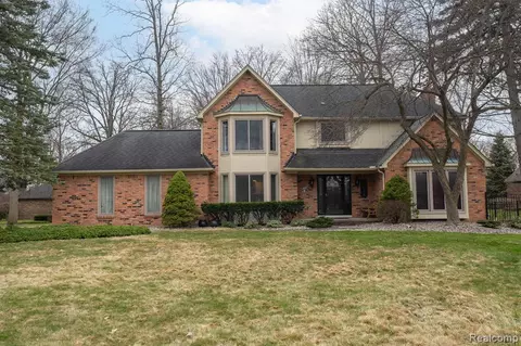 9074 Shelby Woods Dr, Shelby Township, MI 48317