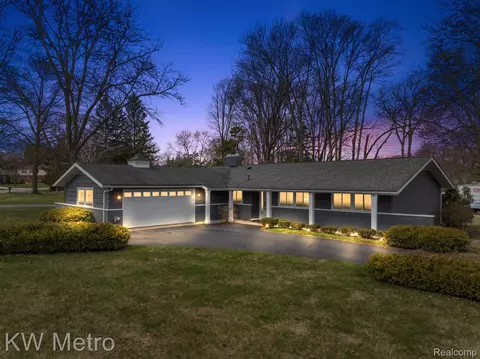 3393 Paddington Dr, Troy, MI 48084