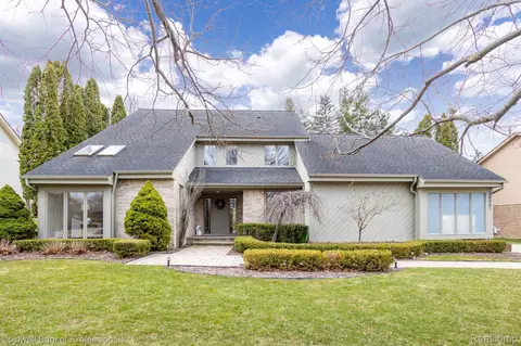 30061 White Hall Dr, Farmington Hills, MI 48331