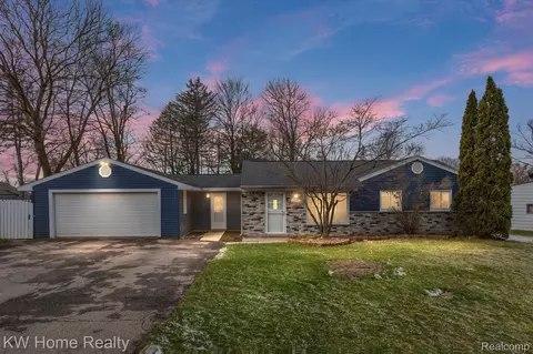 139 Fernbarry Dr, Waterford, MI 48328