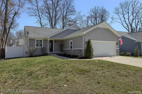 1531 Playstead St, West Bloomfield, MI 48324